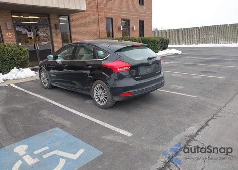 2016 Ford Focus Electric z USA, uszkodzony, nr VIN 1FADP3R41GL388312